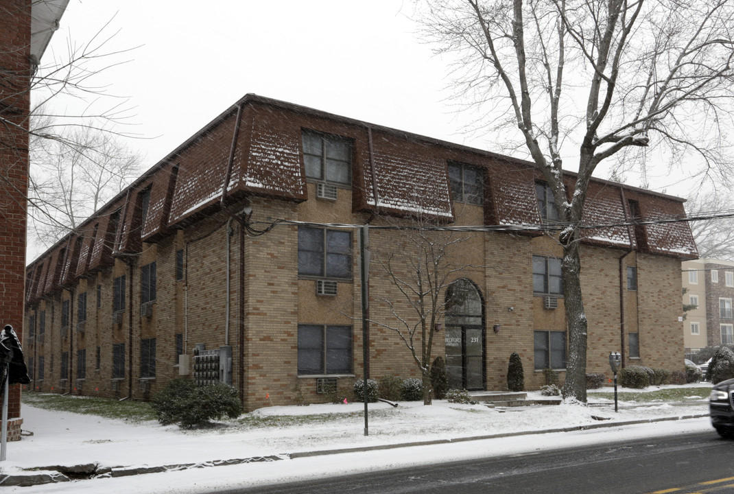 Bedford Apartments in Linden, NJ - Building Photo