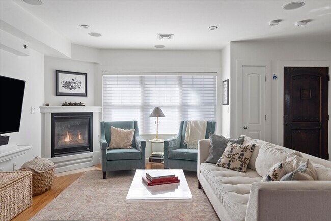 33 Middle St, Unit 2 in Boston, MA - Building Photo - Building Photo