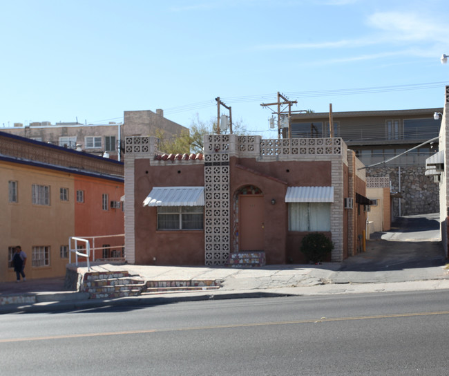 1401 N Mesa St in El Paso, TX - Foto de edificio - Building Photo