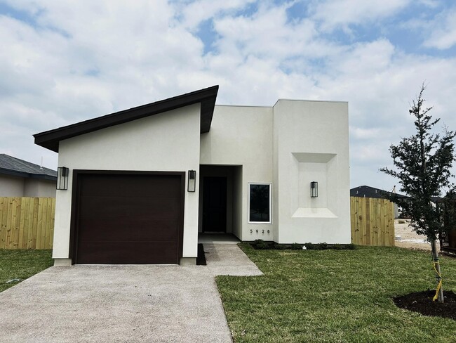 5928 Heather Loop in El Cenizo, TX - Building Photo - Building Photo