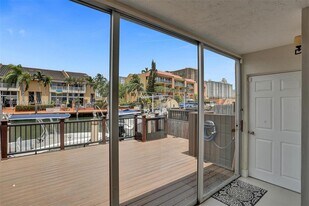 3945 NE 167th St in North Miami Beach, FL - Building Photo