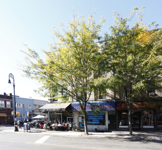16-18 Bedford Ave in Brooklyn, NY - Building Photo - Building Photo