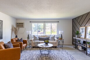 The Oaks in Des Moines, IA - Building Photo