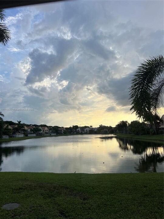 1216 NW 46th Dr in Coral Springs, FL - Foto de edificio