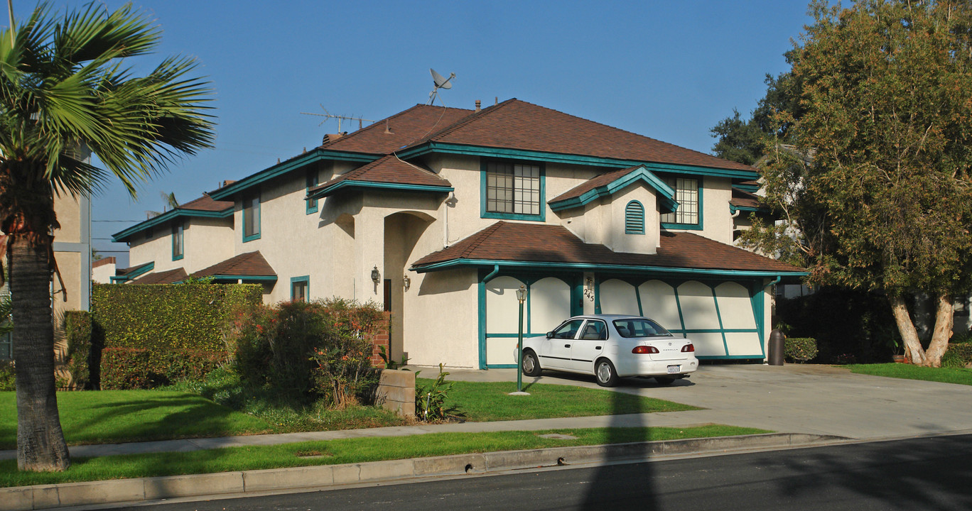 245 W Center St in Covina, CA - Foto de edificio