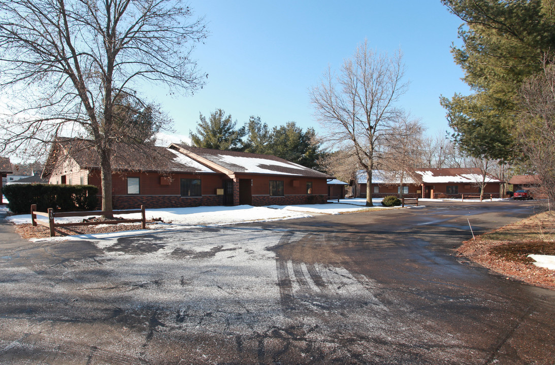 Larsons Cedar Court Apartments in Menomonie, WI - Building Photo