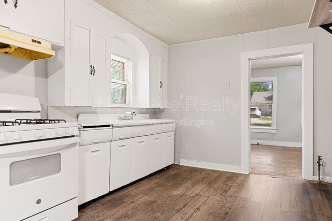 property at 802 W Navasota St