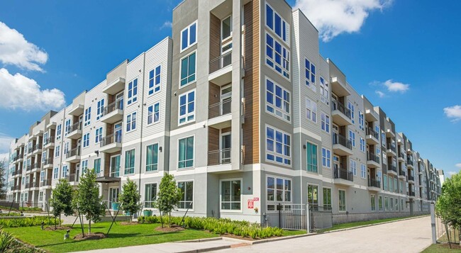 9330 Main St in Houston, TX - Building Photo - Building Photo