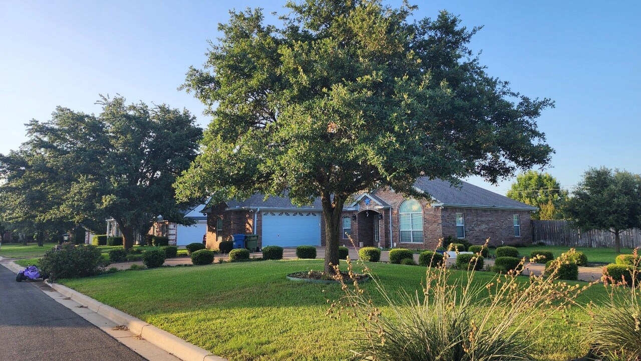 1024 Heatherwood in Hewitt, TX - Building Photo