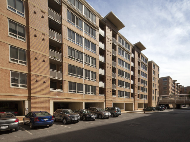 Potomac Place Condominiums in Washington, DC - Foto de edificio - Building Photo