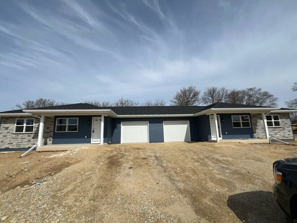 1048-1050 Fir Ct in Janesville, WI - Building Photo