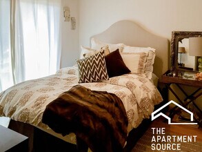 1319 W Belmont Ave, Unit 2 in Chicago, IL - Foto de edificio - Building Photo