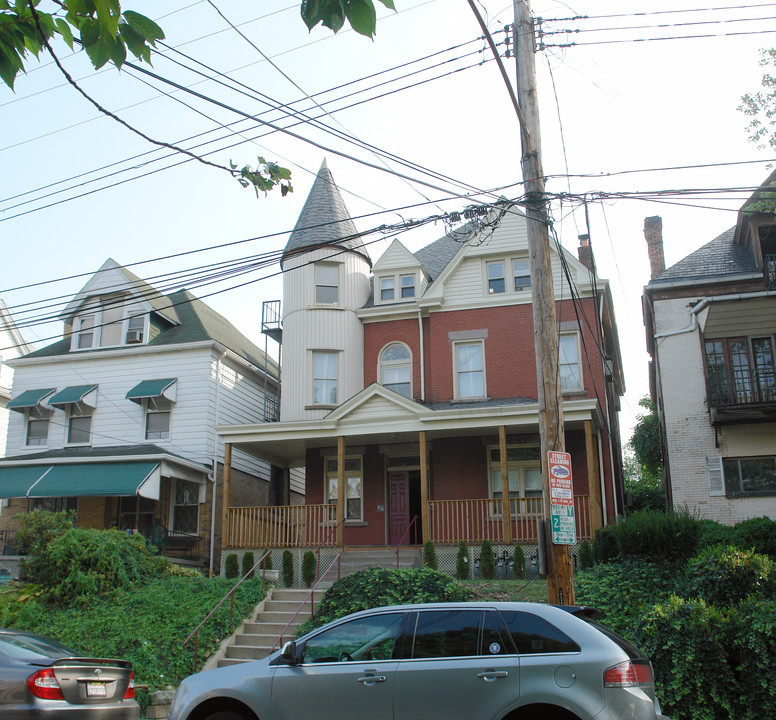 631 College St in Pittsburgh, PA - Foto de edificio