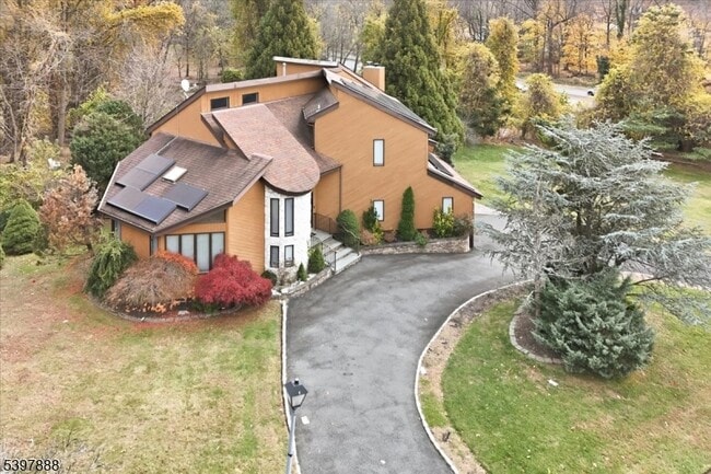 property at 1605 Justin Pl