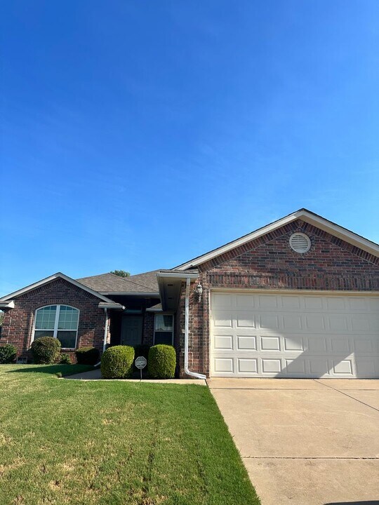 9411 Orchard Blvd in Midwest City, OK - Building Photo