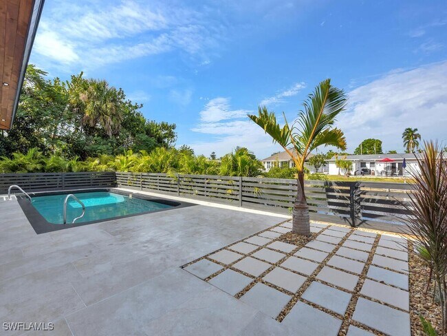 4353 S Atlantic Cir in North Fort Myers, FL - Foto de edificio - Building Photo