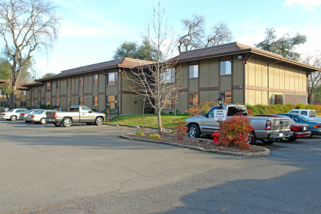 381 South St in Redding, CA - Foto de edificio