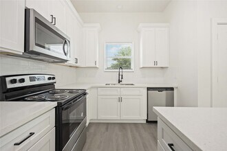 330 Clearwater St in Houston, TX - Foto de edificio - Building Photo