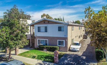 6050 Coldwater Canyon Ave in North Hollywood, CA - Building Photo - Primary Photo