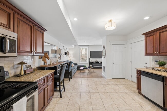 425 Broadway in Saratoga Springs, NY - Foto de edificio - Building Photo