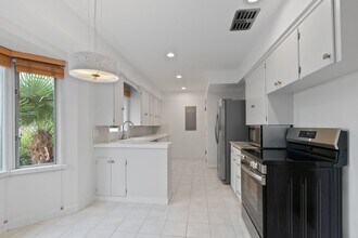 6015 Wellesley Way NE in Seattle, WA - Building Photo - Building Photo