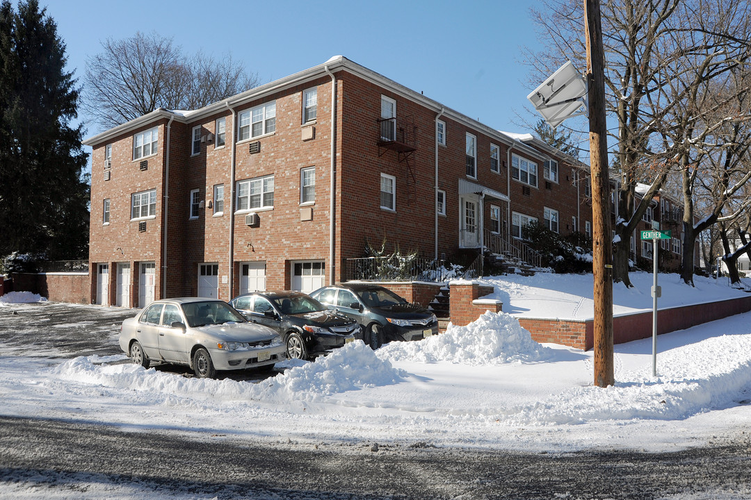 Maple Shade Apartments in Oradell, NJ - Foto de edificio