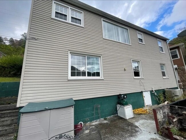 323 Highland Ave in Mullens, WV - Foto de edificio - Building Photo