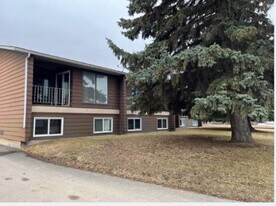 4813-4854 54 St in Olds, AB - Building Photo