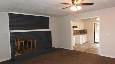 1813 Glenn Hendren Dr in Liberty, MO - Building Photo - Building Photo