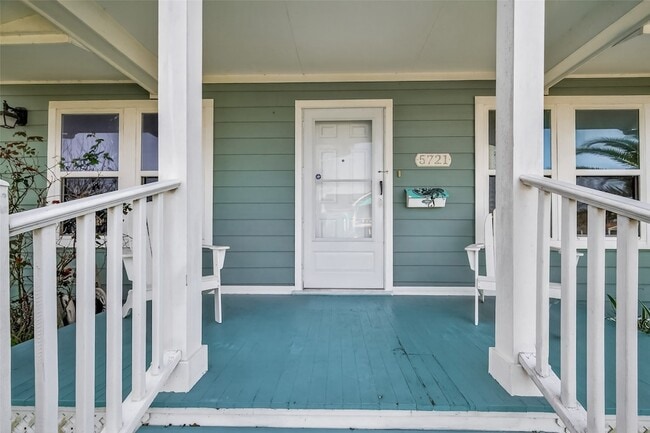 5721 Sylvia Dr in Galveston, TX - Building Photo - Building Photo