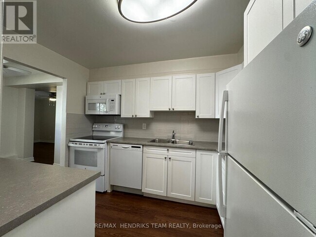 5611 Valley Wy in Niagara Falls, ON - Building Photo - Building Photo