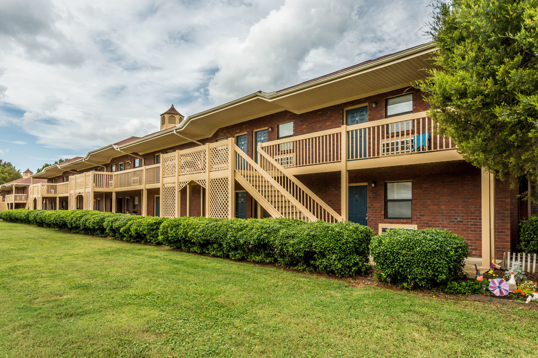 Summer Courtyard Apartments Photo