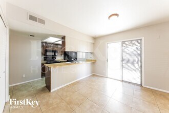 2121 W Wickieup Ln in Phoenix, AZ - Foto de edificio - Building Photo