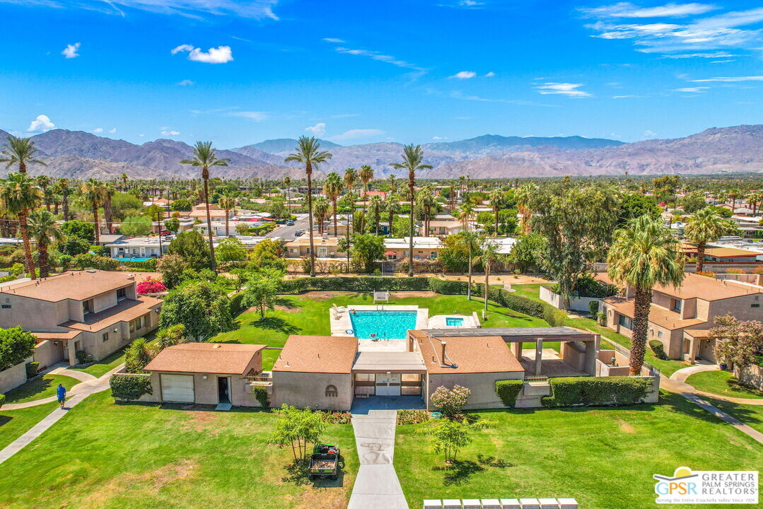 74038 Catalina Way in Palm Desert, CA - Foto de edificio