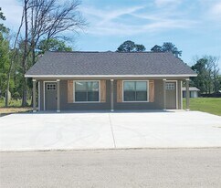 2203 N Winfree St in Dayton, TX - Building Photo
