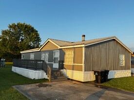 148 FM in Alvin, TX - Building Photo