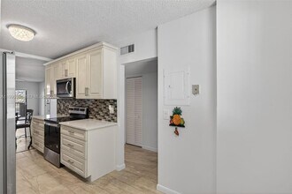 9670 W McNab Rd in Tamarac, FL - Building Photo - Building Photo