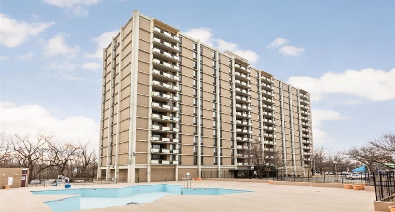 Three Rivers Luxury Apartments East Tower in Fort Wayne, IN - Building Photo