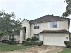325 Lancaster Ln in League City, TX - Building Photo