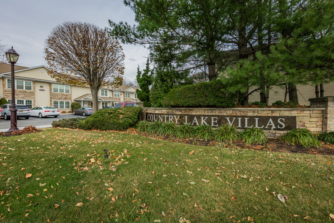 Country Lake Villas in West Babylon, NY - Building Photo