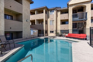 Highland Terrace in Phoenix, AZ - Building Photo