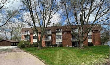 4 Manor Dr in Eldridge, IA - Foto de edificio - Building Photo