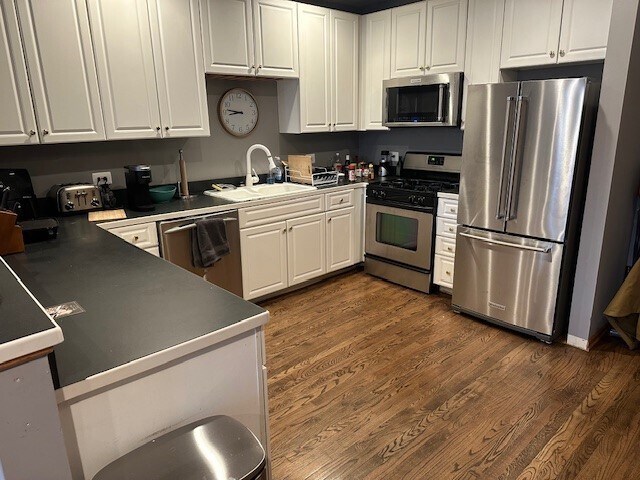 1070 N Milwaukee Ave in Chicago, IL - Building Photo