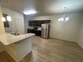 6704 Pontiac Ave in Lubbock, TX - Foto de edificio - Building Photo