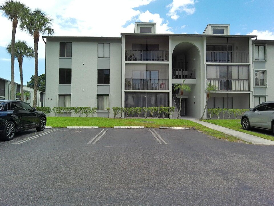 1011 Green Pine Blvd in West Palm Beach, FL - Building Photo