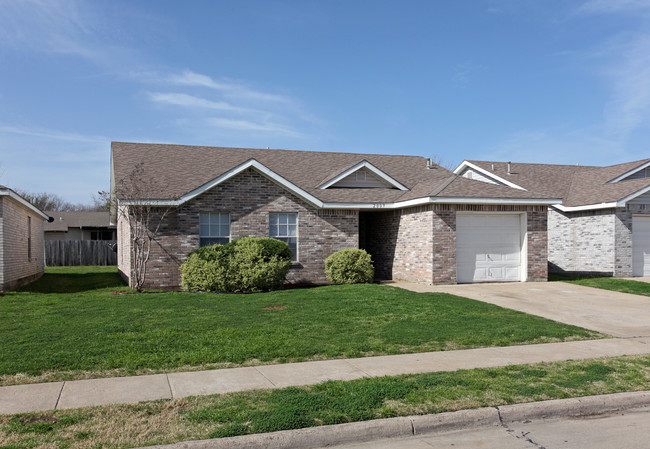 Breckenridge Village in Ennis, TX - Building Photo - Building Photo