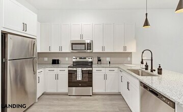 650 E Sycamore St in Denton, TX - Foto de edificio - Building Photo