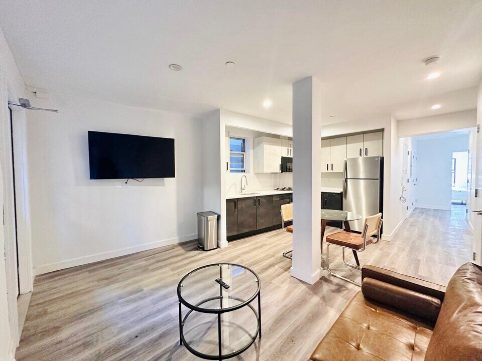 Furnished room/NOT APARTMENT in Brooklyn, NY - Building Photo
