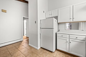 341 Oak St, Unit 4 in Manchester, CT - Foto de edificio - Building Photo