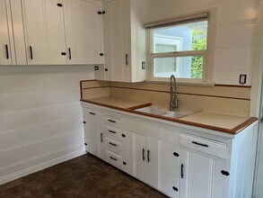 147 N Florence St in Burbank, CA - Foto de edificio - Building Photo